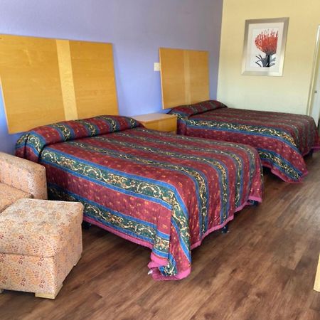 Relax Inn & Suites Angleton Buitenkant foto