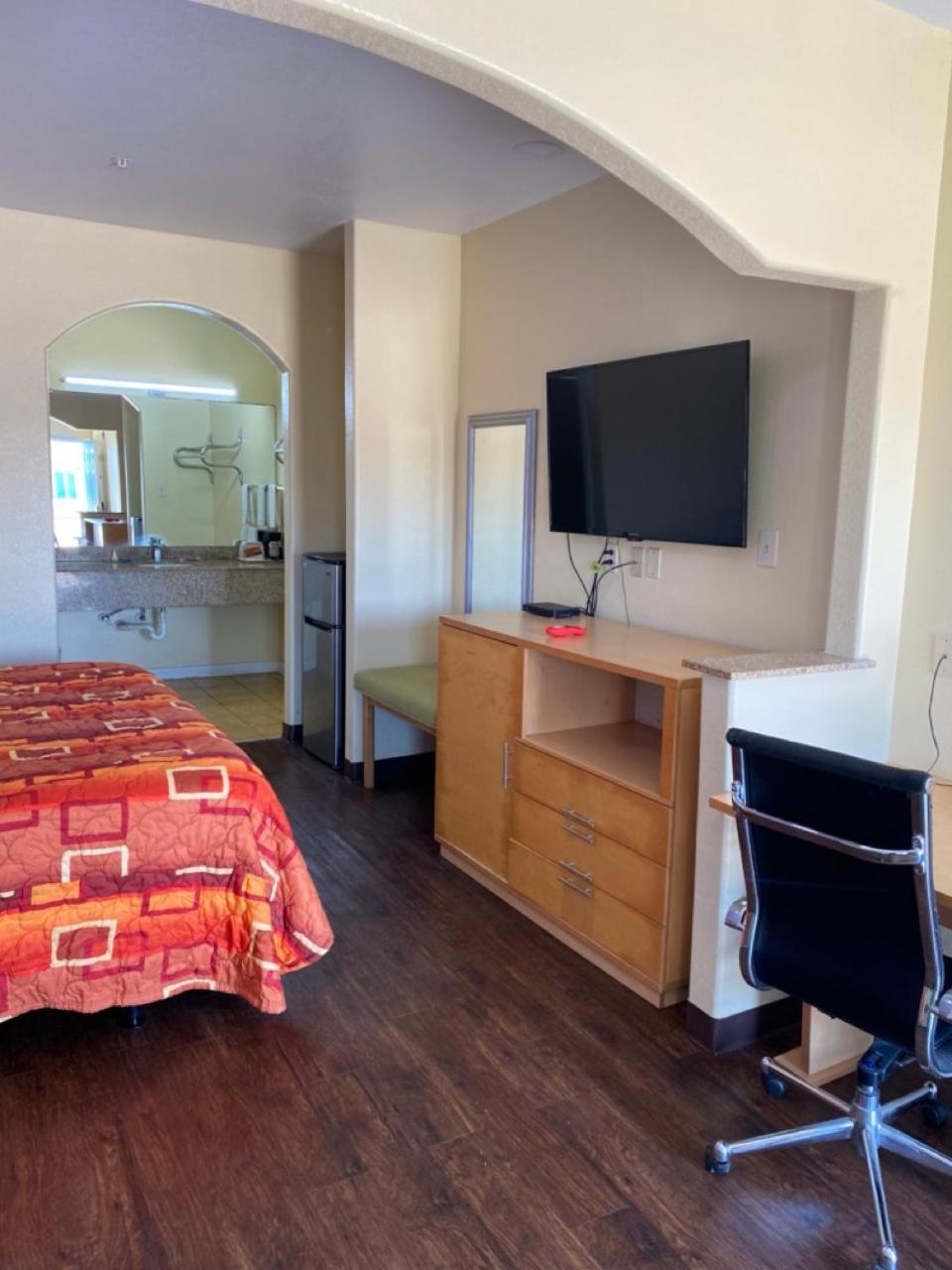 Relax Inn & Suites Angleton Buitenkant foto