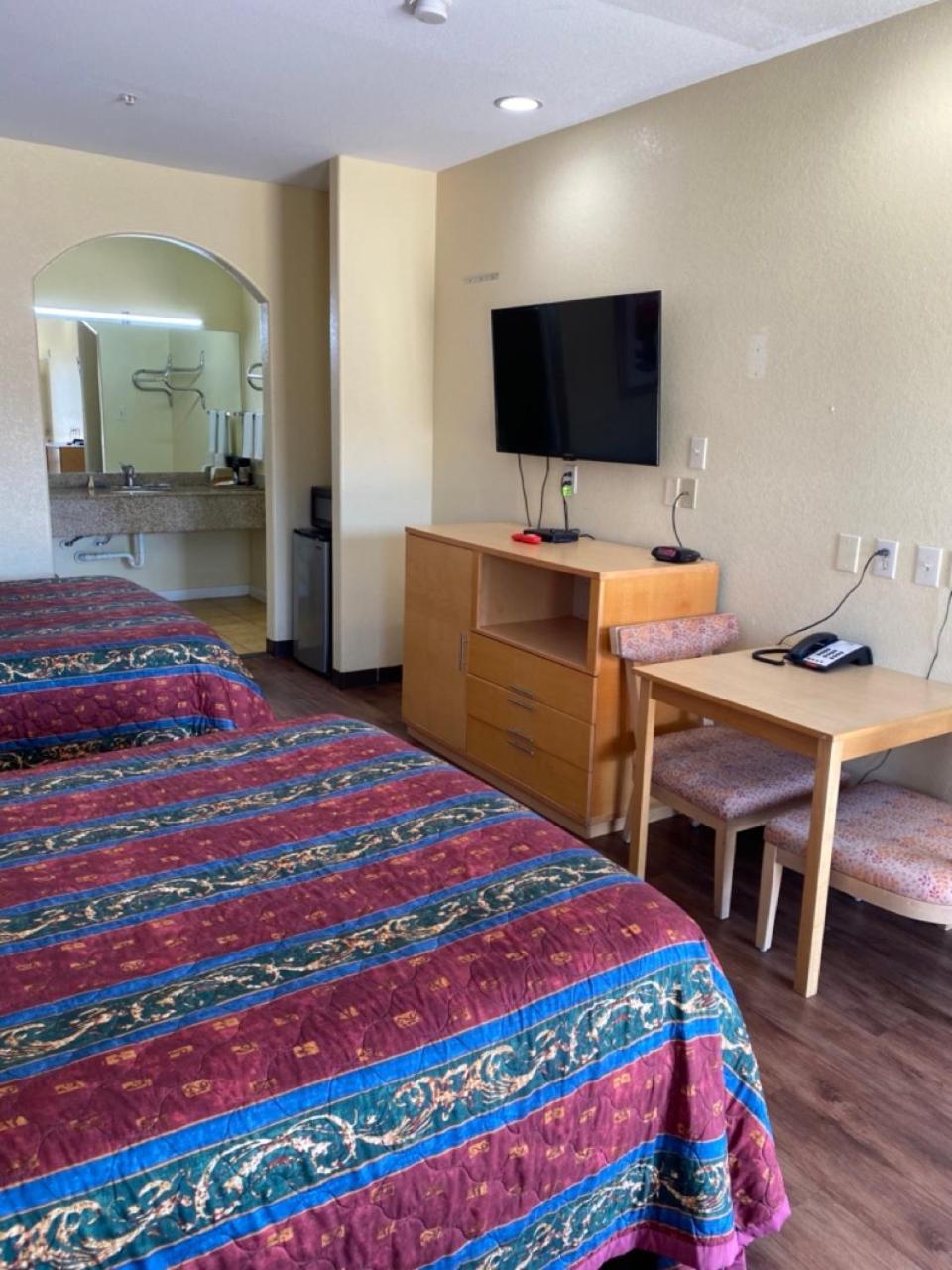Relax Inn & Suites Angleton Buitenkant foto