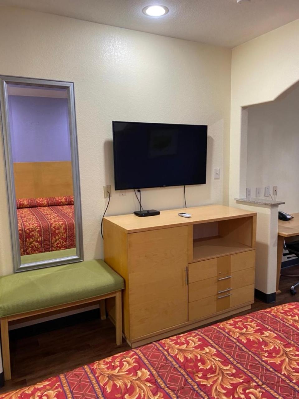 Relax Inn & Suites Angleton Buitenkant foto