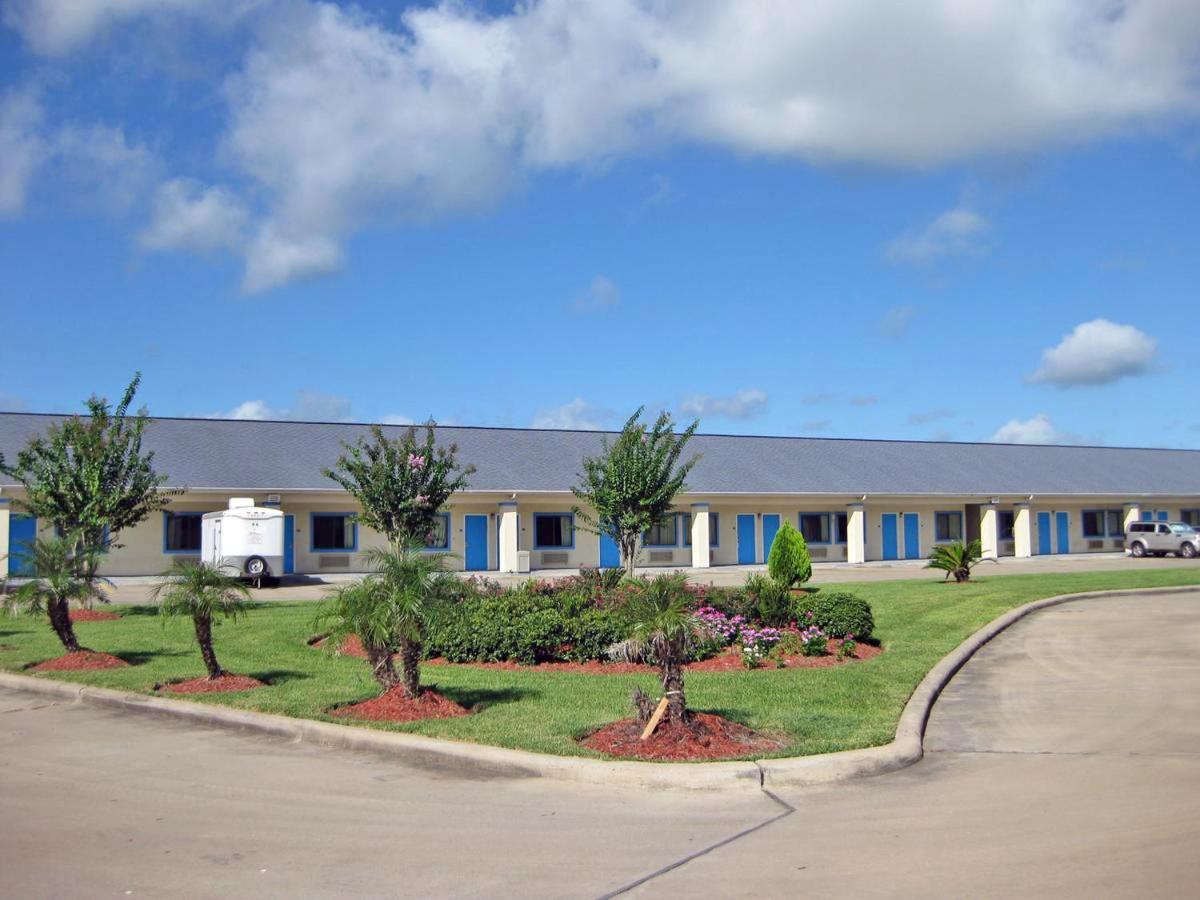 Relax Inn & Suites Angleton Buitenkant foto